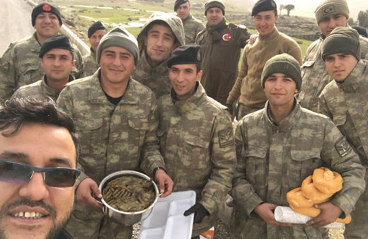 Analar görev başında cephedeki askeri sarma yapıp içlik ördüler