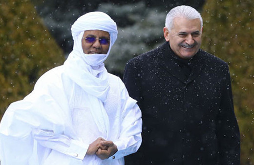 Nijer Başbakanı'nın ilginç kıyafeti olay oldu! Üşüdüğü için mi...