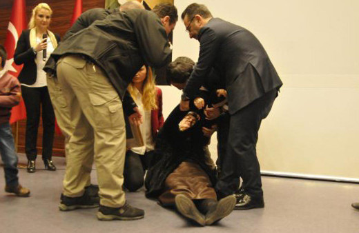 Şehit annesi, madalya alırken bayıldı