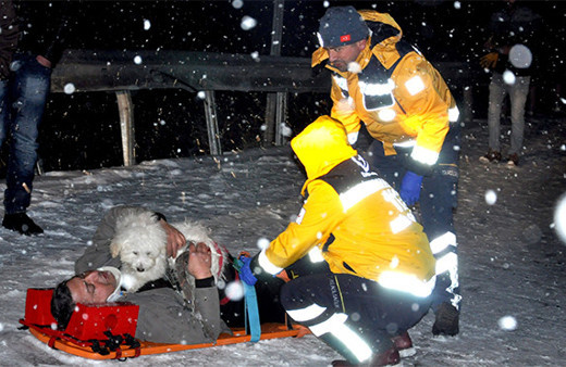 Kazada yaralandı ama köpeğini yanından ayırmadı!