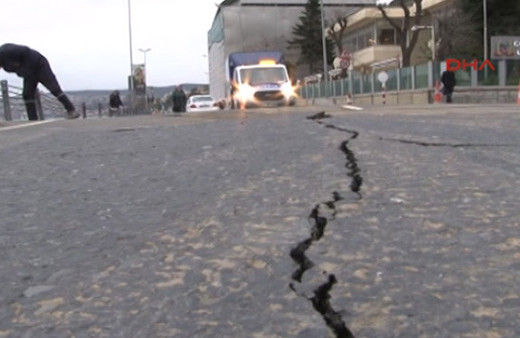 İstanbul'da sahil yolunda asfalt çöktü