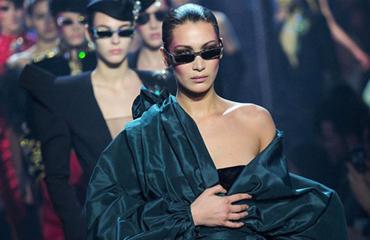 Dünyaca ünlü model kıyafetinin azizliğine uğradı podyumda göğsü açıldı!