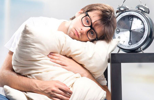 Uykusuzluk göz kapaklarının sarkmasına neden oluyor