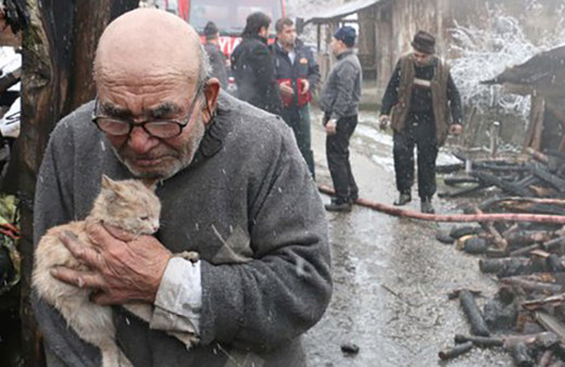Kedisiyle tanıdığımız Ali Dede hastaneye kaldırıldı