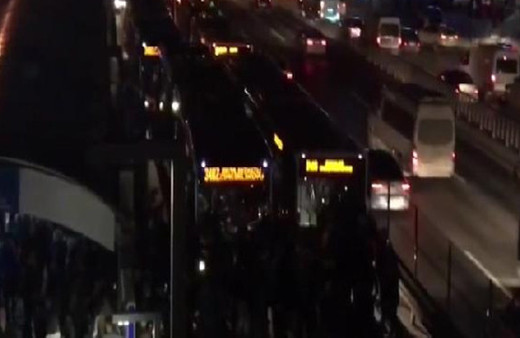 Metrobüste yoğunluk isyanı: Vatandaşlar yolu kapattı!