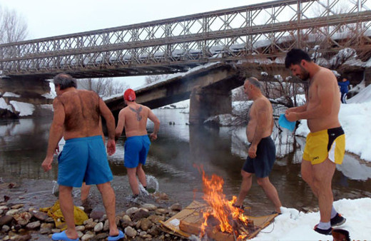 Kar altında Munzur'da böyle yüzdüler