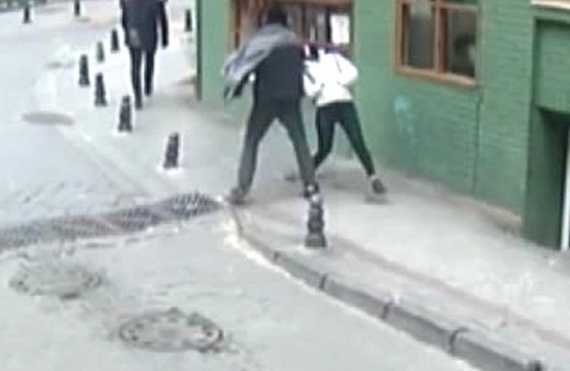 Kadıköy'de genç kıza yumruklu saldırı! 