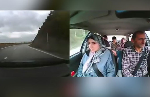 Savrulan arabada istifini bozmayan aile sosyal medyayı salladı