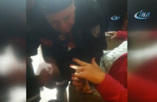  Parmağına sıkışan yüzükleri itfaiye çıkardı