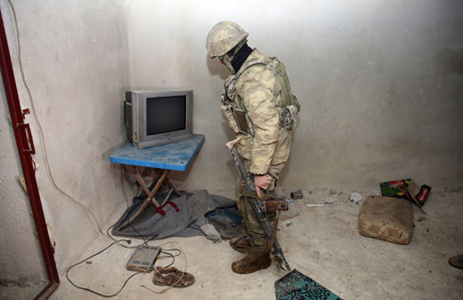 Mehmetçik teröristlerin tüneline girdi! İçinde ne ararsan var