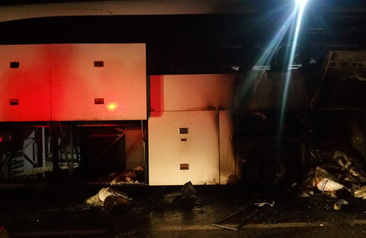 Seyir halindeki otobüs alev alev yandı