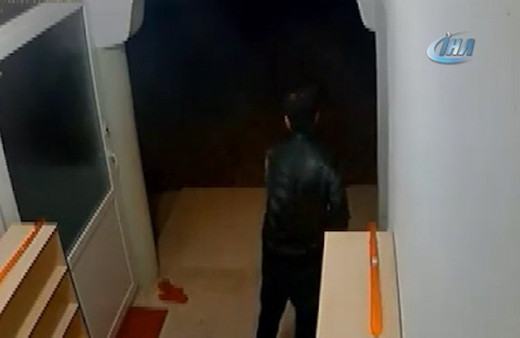  Kamera görüntülerini bakan imam gözlerine inanamadı