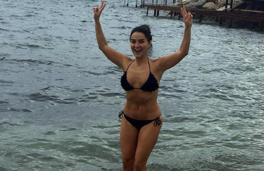 Ünlü oyuncu herkesi şaşırttı! Buz gibi havada denize girdi