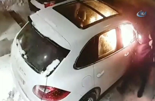 Kundaklarken kendisi de yandı