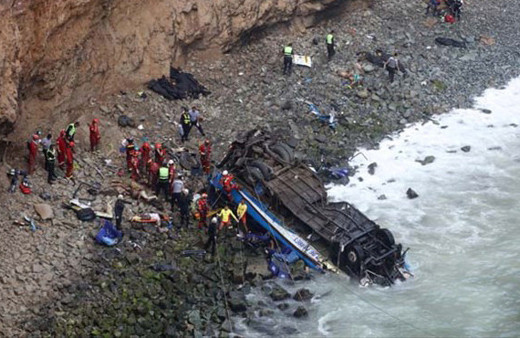 Otobüs uçuruma düştü cesetler etrafa saçıldı! Ülke şokta