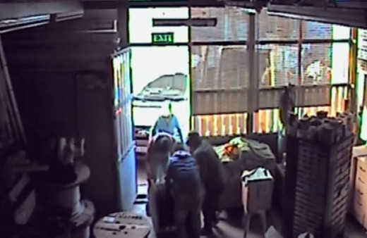 Araçlarını dükkan sahibinin üzerine süren hırsızlar kamerada