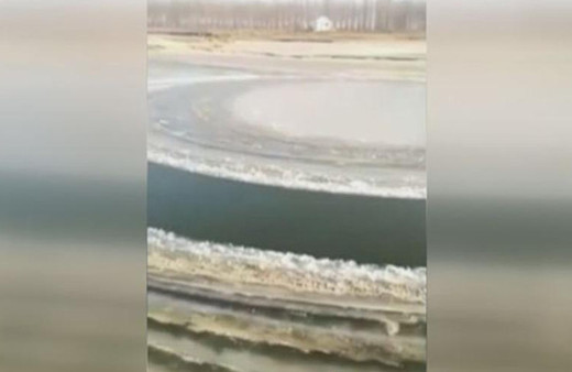 Nehirdeki dev disk görenleri hayrete düşürdü