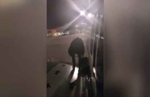 Uçakta hareketli anlar! Yolcu kanada çıktı!