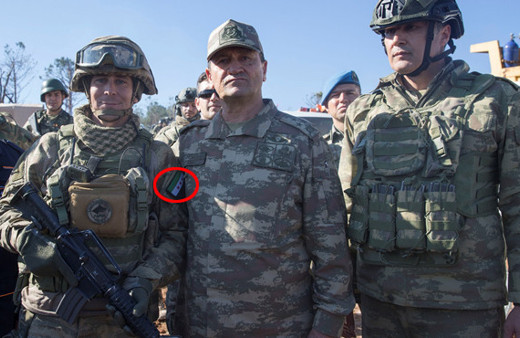Komutan'ın yanındaki askerin kolundaki detaya dikkat