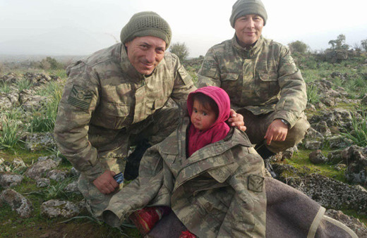 Helal olsun size! İşte Mehmetçik şefkati