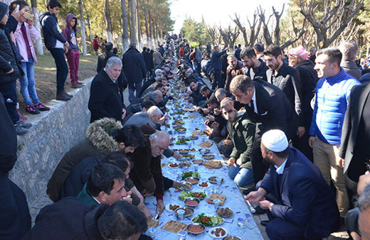 Öldürülen şeyh için 500 metrelik sofra kuruldu!