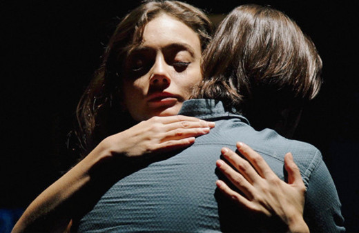 Bir Parça Plastik Hemzemin Tiyatro ekibi tarafından sergilenmeye devam ediyor