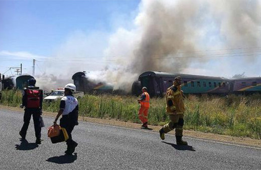 Tren ve kamyon birbirine girdi: Çok sayıda ölü var!