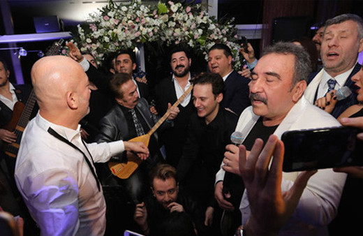 1 yıl rötarlı düğüne ünlüler akın etti