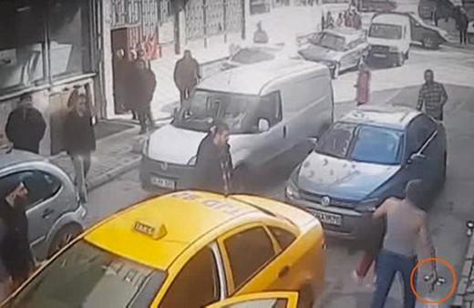 Boğazına bıçak dayadı! Küçük kızı elinden zor aldılar