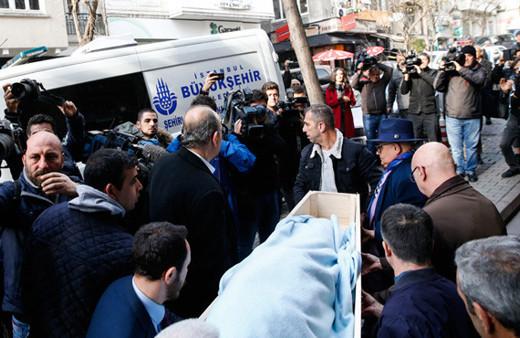 Münir Özkul'un cenazesi tabuta sığmadı! Kızının gözyaşları