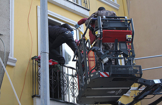 İstanbul'da operasyon: polisler eve itfaiye merdiveniyle girdi!