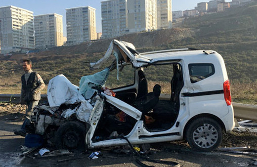 Başakşehir'de trafik kazası: 1 ölü, 4 yaralı