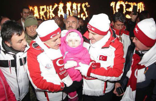 Sarıkamış Şehitleri için meşaleli kayak gösterisi