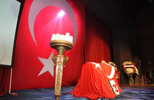 Türkiye'nin Mahmut Hocası Münir Özkul son yolculuğuna uğurlandı