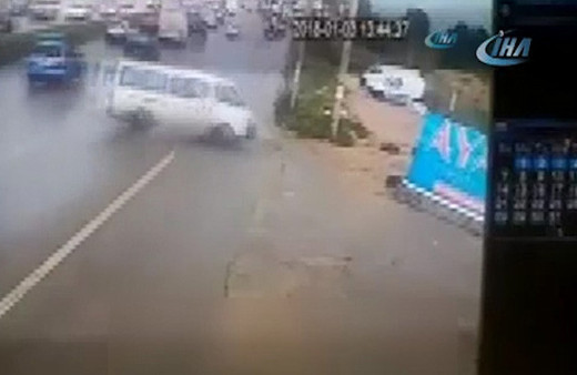 Sürücü yol kenarına uçtu