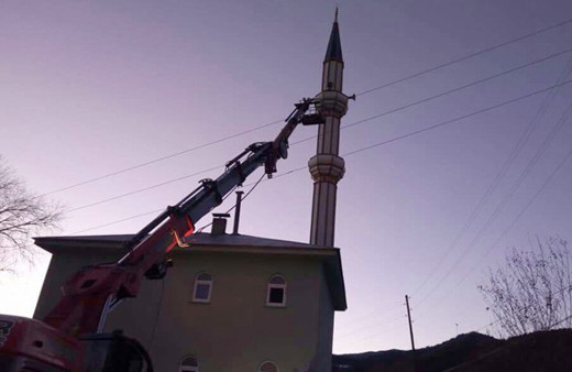İmamın cesedi minareden vinçle indirildi