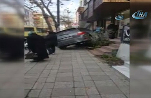 Fren yerine gaza basan kadın sürücü merdivenlere daldı