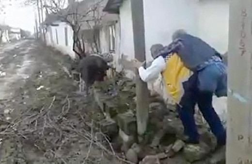 Ambulans şoförü hastayı 500 metre sırtında taşıdı