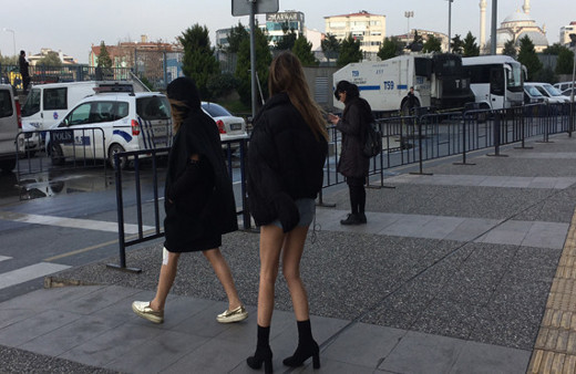 Oyuncu Feyza Civelek’e polise mukavemet gözaltısı