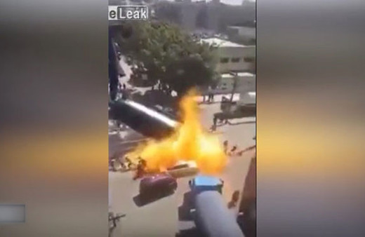 Korkunç an: Devrilen tankerden benzin alıyorlardı!