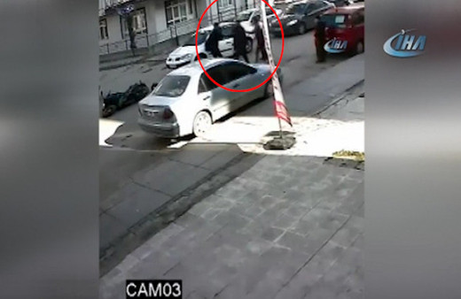 Sürücülerin kavgası güvenlik kamerasına yansıdı