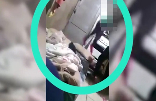 Vahşi annenin öz kızlarına şiddeti böyle görüntülendi!