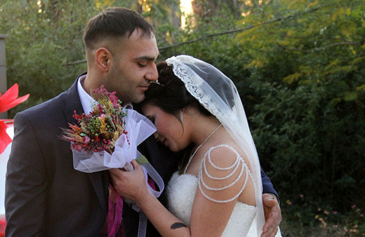 Hatıra fotoğrafı çektiren gelin ve damada şok!