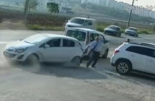 Okul müdürü kaza yapan araçların arasında kaldı