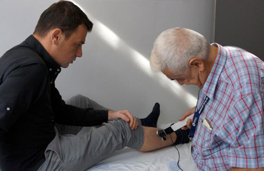 Meslek aşkını felç bile durduramadı