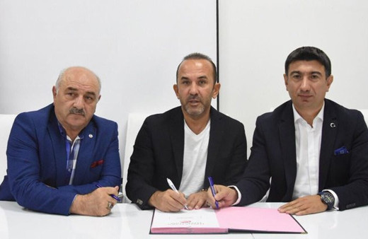 Mehmet Özdilek Erzurumspor'a imza attı taraftardan sabır istedi