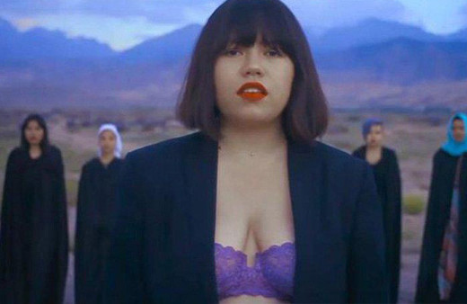 Sütyenle klip çeken şarkıcıya ölüm tehdidi