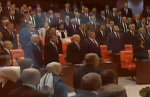 HDP'liler İstiklal Marşı okumadı