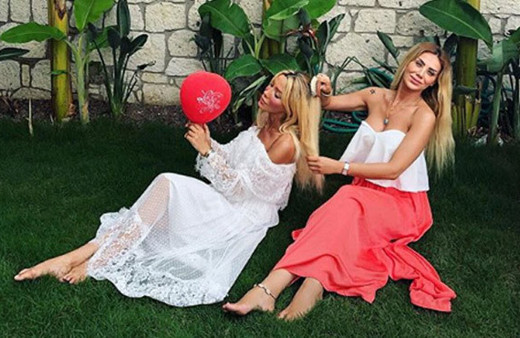 Ciciş kardeşlerden derin yırtmaçlı barışma pozu! Takipçilerinin nutku tutuldu