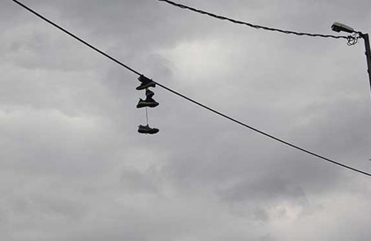 Küçükçekmece'de esrarengiz görüntü! Tellere asılı ayakkabılar...